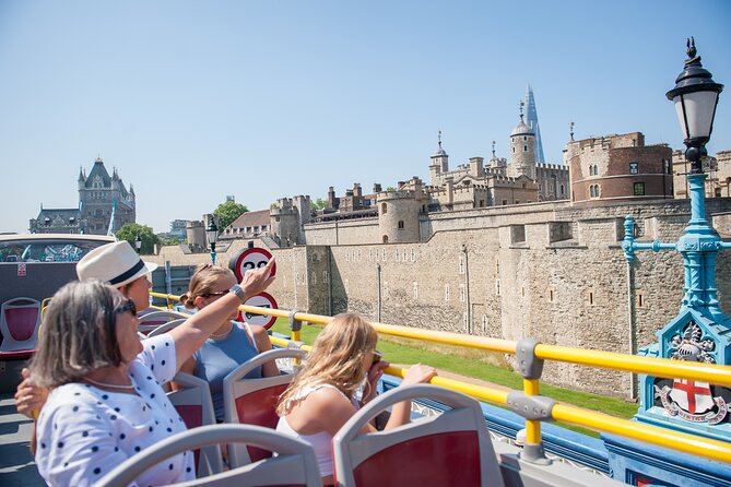 London Tootbus Kids Tour with Bespoke Live Guided Commentary - Piccadilly Circus and Downing Street