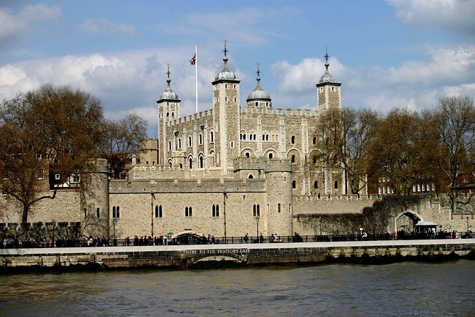 London Vintage Bus Tour Including River Thames Cruise with Optional Lunch - Tower Pier begins the 30-minute Thames cruise