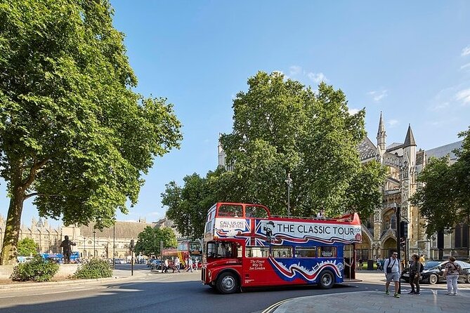 London Vintage Bus Tour: Live Comedy Sightseeing Show - Westminster, Big Ben, and Parliament