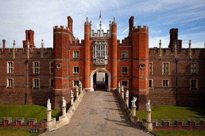 London, Windsor Castle, Hampton Court Palace with Free Snack Pack - Starting near Victoria Station