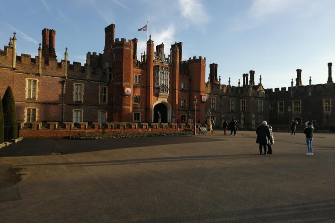 Luxury Private Day Hire London-London Stopover at Windsor & Hampton Court Palace - Three hours at Windsor Castle