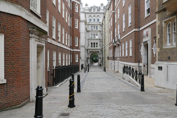 Mary Poppins Small Group Walking Tour of London - Fleet Street, the bird lady, and film tricks