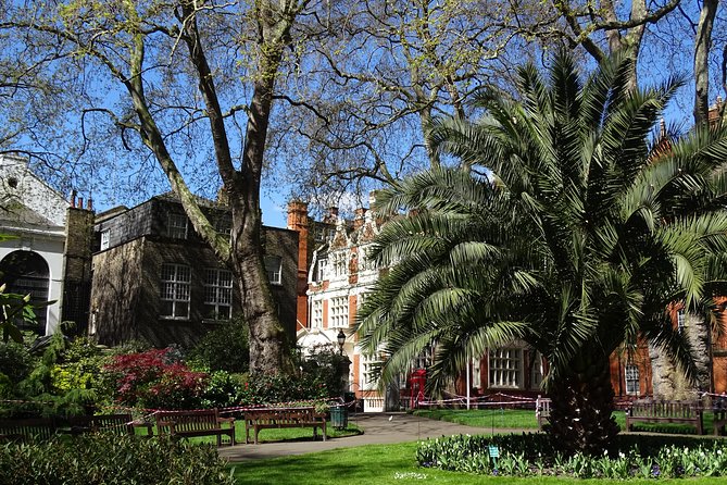 Mayfair, London's famous aristocratic village - Exclusive, Private Walking Tour - Meeting Sandy outside Le Deli Robuchon