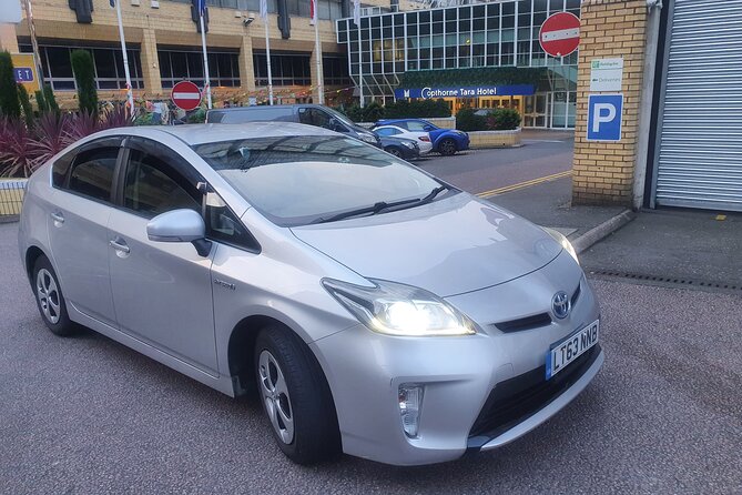 One Way Taxi Transfer from Gatwick Airport to Heathrow Airport - The airport-to-airport ride in about 90 minutes