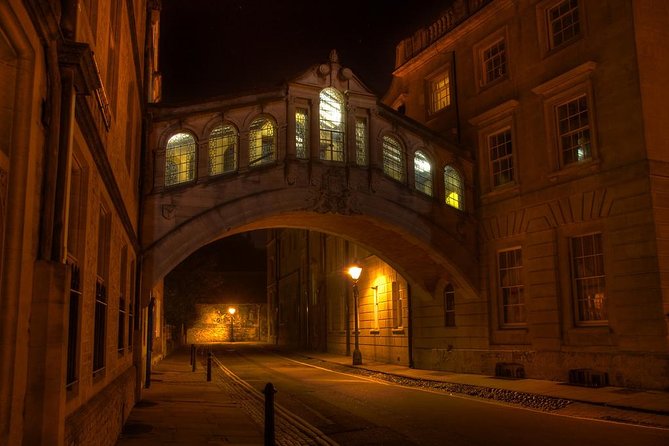 Oxford PRIVATE Pub and City Evening Walking Tour - Oxford after dark, with a local at your side