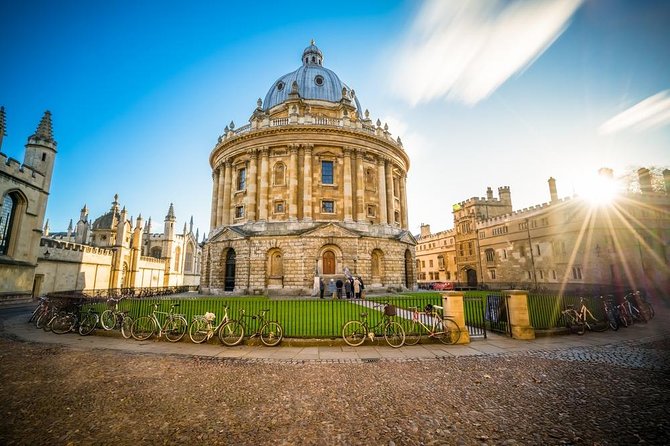 Oxford University Walking Tour by Alumni™ & Optional New College - Finding the red mailbox on Broad Street