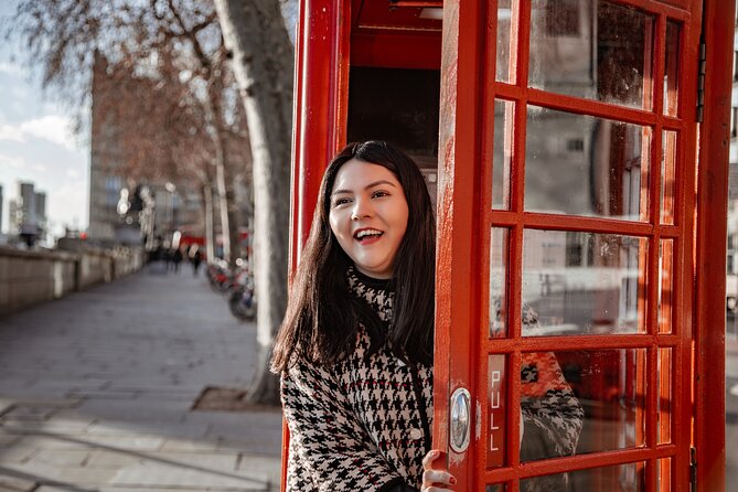 Photoshoot in London with Professional Photographer - Rain, Christmas lights, and real London conditions