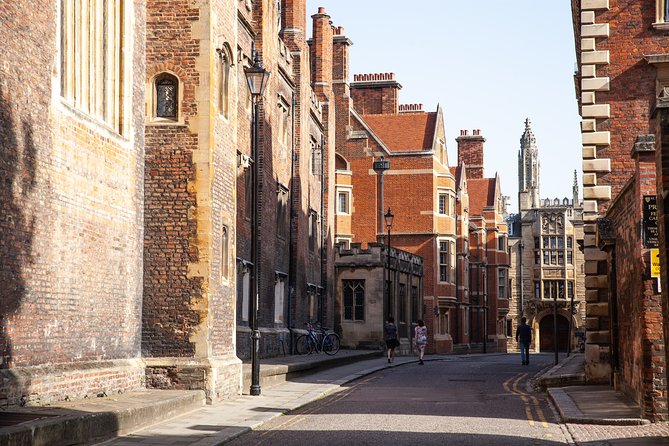 Private 2-Hour Cambridge Walking Tour With University Alumni Guide - Senate House explains the university in action