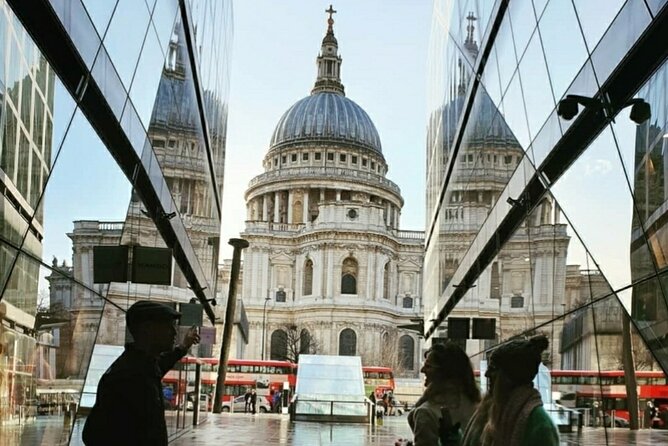 Private Black Cab Tour of London's Iconic Landmarks - The guides and the tone of the tour