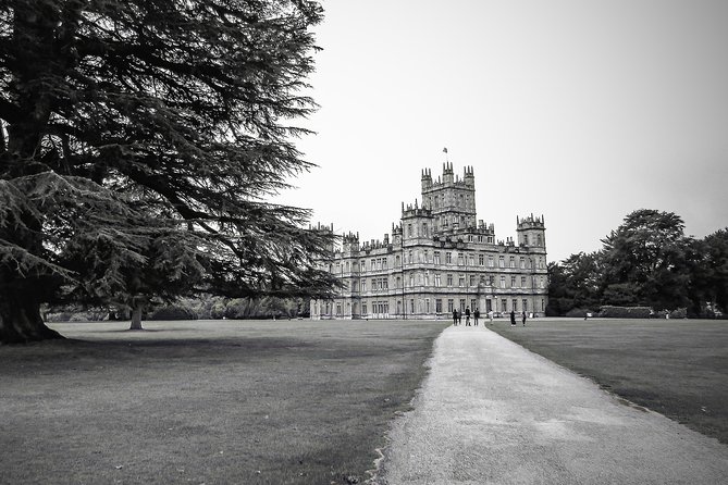 Private Downton Abbey Tour, including Bampton, Cogges Farm, and Highclere - The London pickup and nine-hour schedule