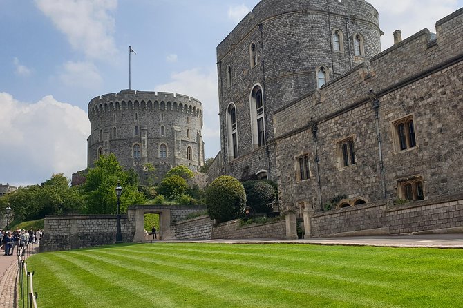 Private driver guided tours Windsor castle Stonehenge - Windsor Castle: royal power with a village nearby