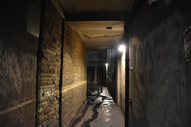 Private Ghosts and Gore Walking Tour of London - The final stretch: resurrection pubs and a giant plague pit