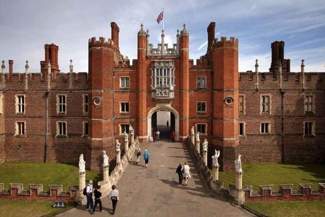 Private Guided Tour of Hampton Court Palace - Meeting Henry VIII in the Great Hall