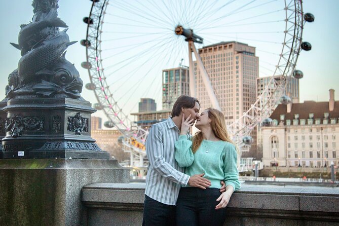 Private landmarks photoshoot for families and couples - Posing help for couples and camera-shy adults