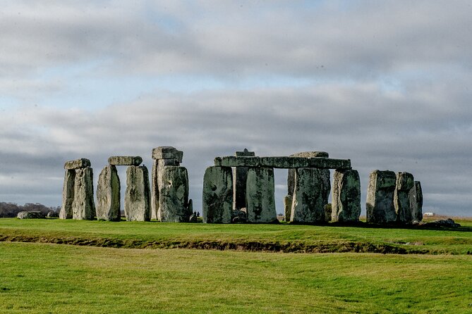 Private Tour to Stonehenge and Bath from London - The guides are a major part of the value