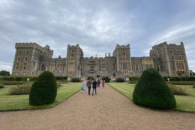 Private Windsor Castle and Stonehenge Day Tour - Windsor town: a one-hour pause for lunch