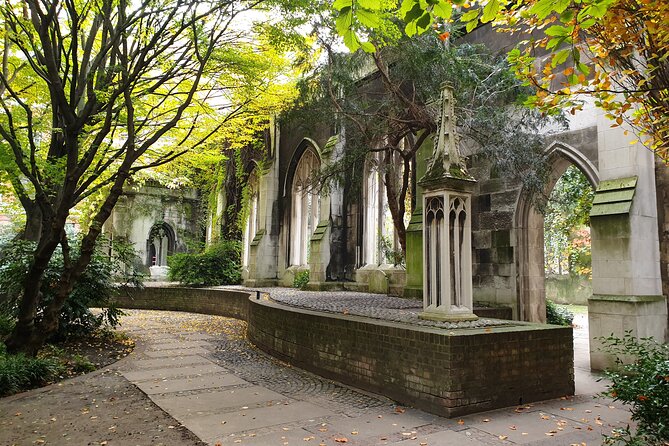 Roman Ruins to Blitz Bombings: A Walking Tour of London's Fiery History - Guildhall and the city’s civic story