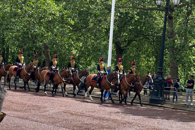 Royal English Walking Food Tour With London Food Tours - Buckingham Palace and the uncertainty of ceremony