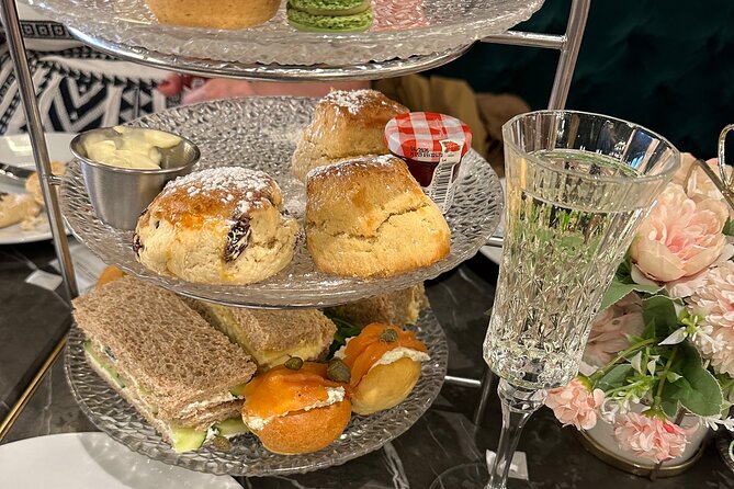 Royal English Walking Food Tour With London Food Tours - The guides make or break the walk