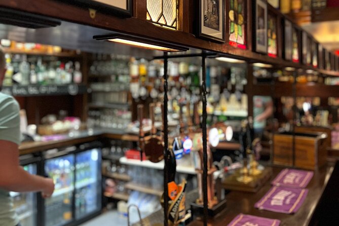 Royal Historic Pubs Walking Guided Tour in London - A small group changes the feel