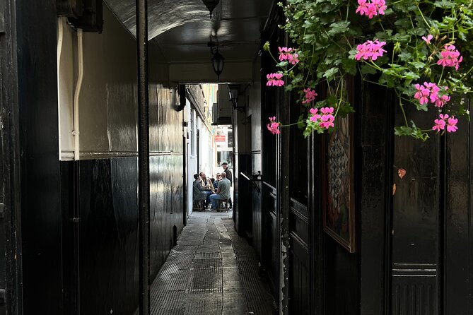 Royal Historic Pubs Walking Guided Tour in London - Why the route works for non-drinkers too