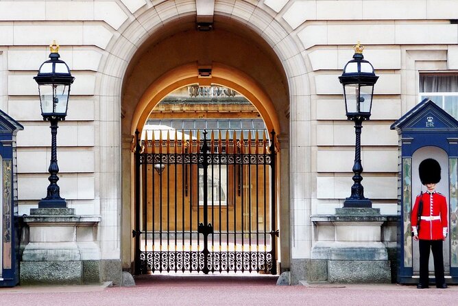 Royal London Guided Tour with Changing of the Guard - Price, group size, and what you receive