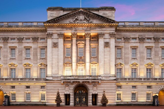Royal London Guided Tour with Changing of the Guard - Trafalgar Square and the road to Whitehall