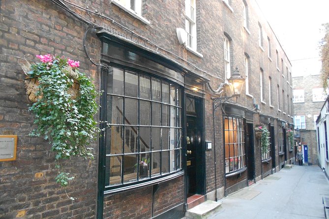 Secret Walking Tour of Central London - Pace, group size, and practical comfort