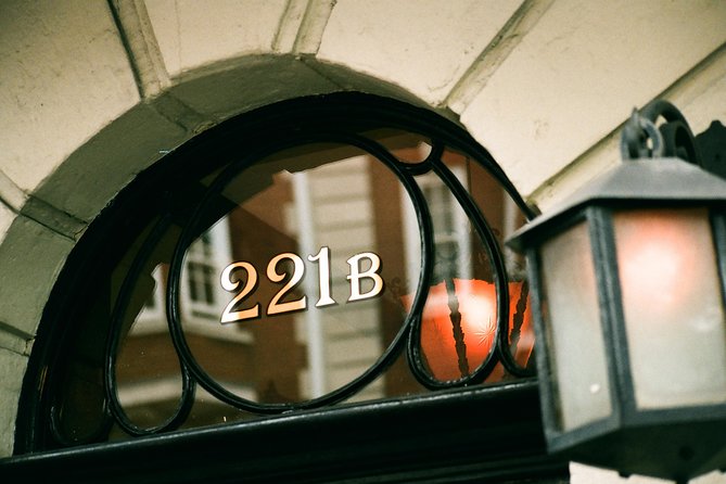 Sherlock Holmes Private Guided Tour - BBC Series & Traditional Locations - The Baker Street statue and Sherlock Holmes Museum