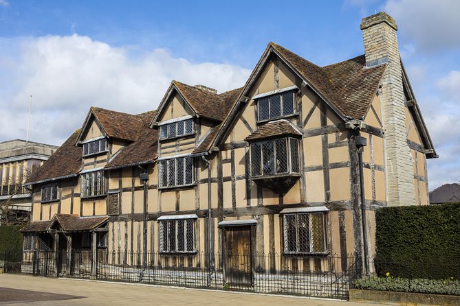 Small Group Cotswolds Villages, Stratford and Oxford Day Tour from London - Stow-on-the-Wold: market square and a short pause