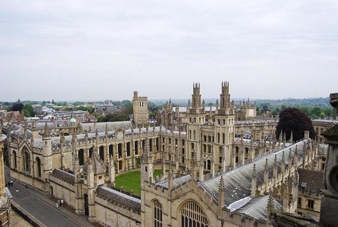 Social Distancing Specialised Oxford University Walking Tour With Student Guides - Key things to know before you book