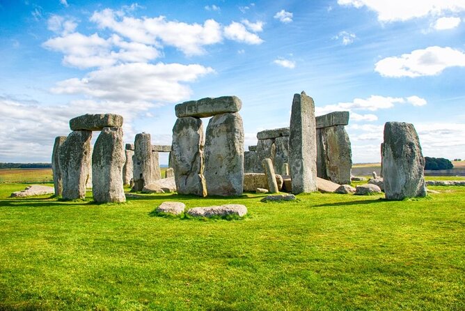 Stonehenge and Windsor Castle Tour from London With Entry Tickets - Meeting at Earls Court and settling into the coach