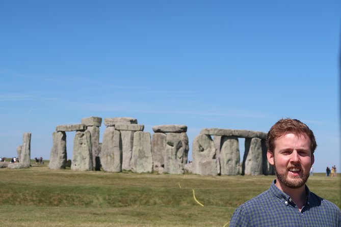 Stonehenge Half-Day luxury guided tour from Bath for 2-8 - Using the VR equipment