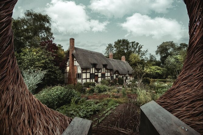 Stratford-Upon-Avon Audio Walking Tour: Shakespeare's Life - Harvard House and a surprising theatre connection