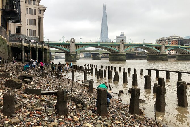 Thames Beachcombing - Searching the foreshore for pottery, pipes, and tiles