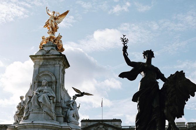 The Changing of the Guard - Exclusive Guided Walking Tour - Starting at Trafalgar Square and Nelson’s Column