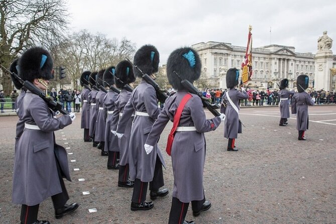 The Changing of the Guard Tour and Buckingham Palace - A walk through St. James’s Park