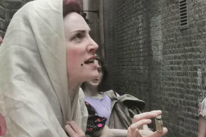 Theatrical Walking Tour with Harlots, Strumpets and Tarts - Ending with gin at Bull Inn Court