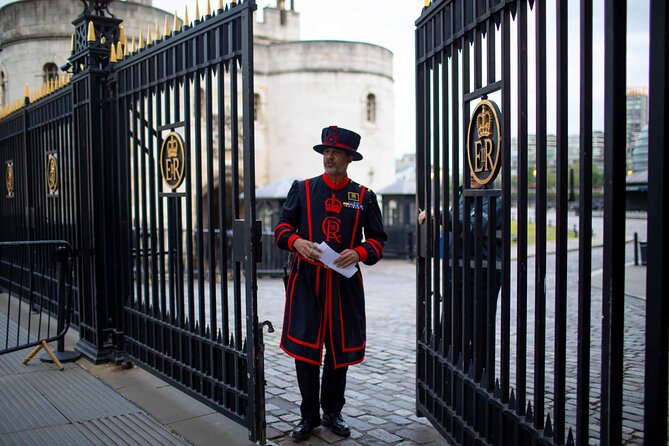 Tower of London After Hours Tour with Beefeater & Keys Ceremony - Why the Yeoman Warder guide matters