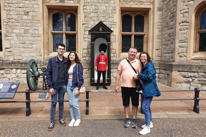 Tower of London Private Tour for Families and Friends - Meeting the Ravens