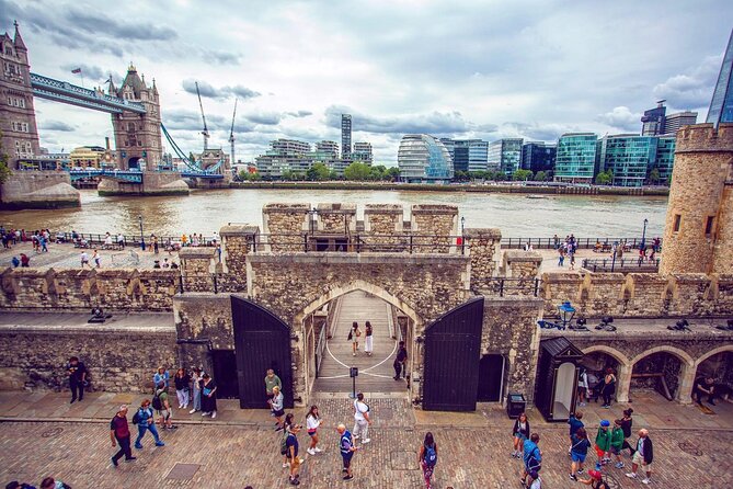 Tower of London Ticket with Audio Guide and Unlimited Entry Time - St Peter ad Vincula and the Tower’s solemn side
