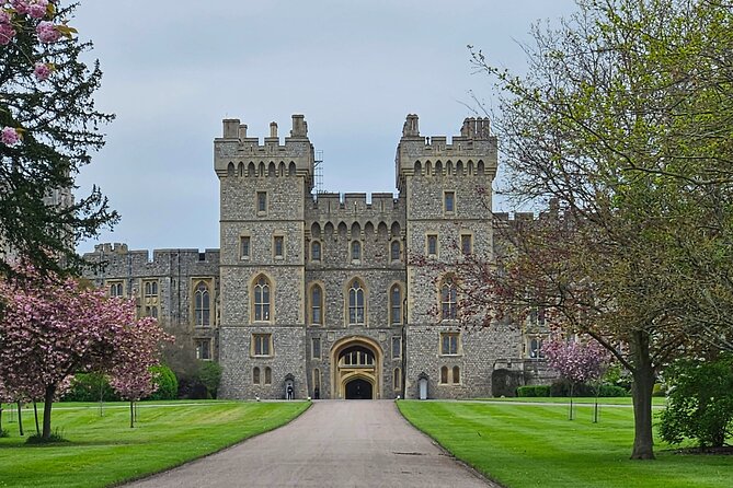 Transfer from Southampton to Heathrow via Stonehenge and Windsor - Stonehenge: 90 minutes with an ancient mystery