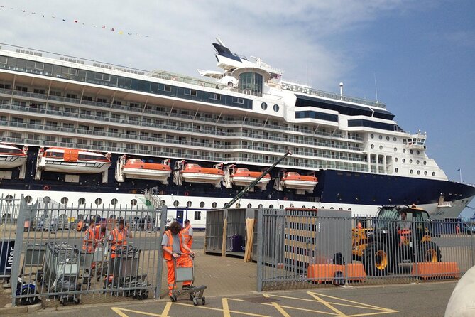 Transfer London to Southampton Cruise Terminal (extra luggage) - Meeting at DoubleTree by Hilton London Victoria