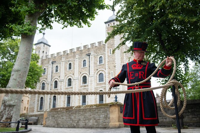 VIP Tower of London and Crown Jewels Tour with Private Beefeater Meet & Greet - Meeting a Beefeater in a more personal setting