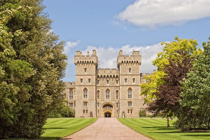 Windsor Castle, Stonehenge & Roman Baths Private Tour - Stonehenge and a 4,500-year-old puzzle