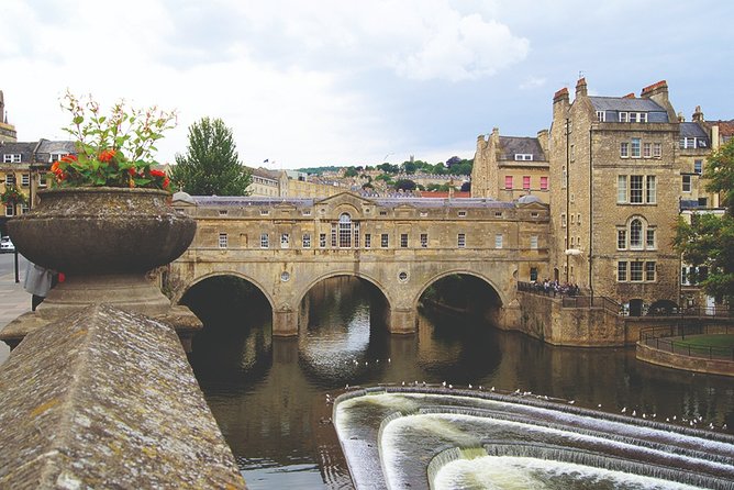 Windsor, Stonehenge and Bath Day Trip from London Spanish - Stonehenge: ancient stones and modern access