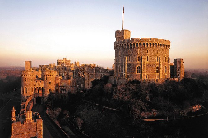 Windsor, Stonehenge and Bath Day Trip from London Spanish - The coach, guide, and group rhythm